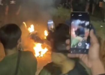 Warga Bakar Motor Begal yang Beraksi di Bandung Barat, Pelaku Babak Belur Diamuk Massa