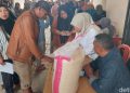 Saat Penyintas Longsor Cisarua Antre Bantuan Beras demi Menyambung Hidup