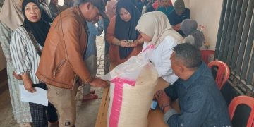 Saat Penyintas Longsor Cisarua Antre Bantuan Beras demi Menyambung Hidup